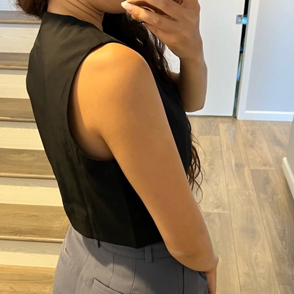 COPY - Cropped sleeveless vest top - Picture 4 of 5